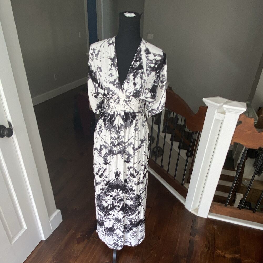 Japna Women’s Black/White Abstract Rayon Maxi Dress V-Neck Smocked Cutout S